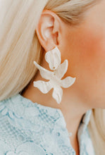 Load image into Gallery viewer, Linny Co Flora Champagne Sparkle Earring
