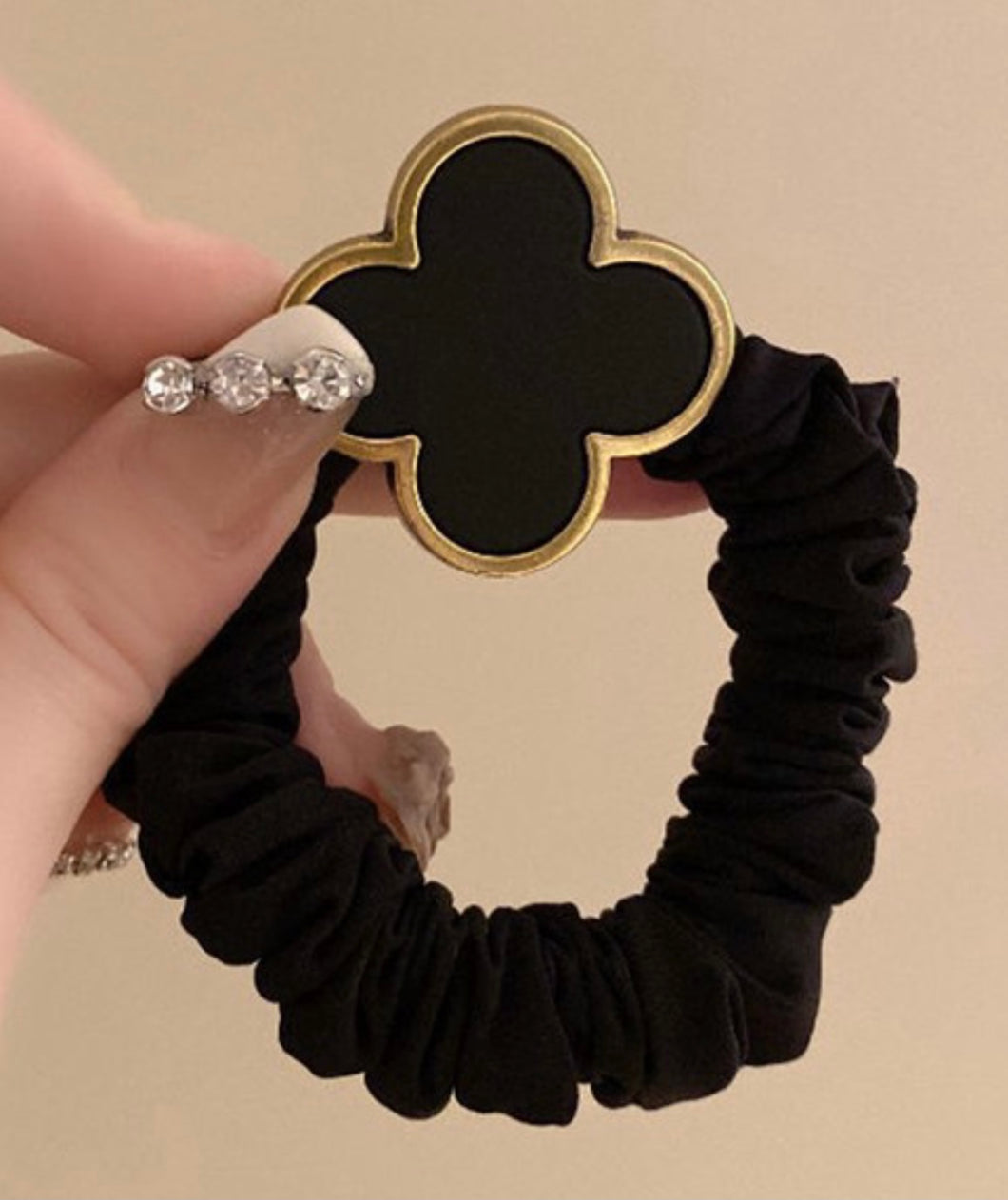 Metal Clover Ponytail Holder in Black